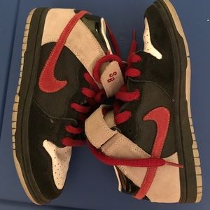 Good condition Nike SB dunks (guns and roses) 6.5
